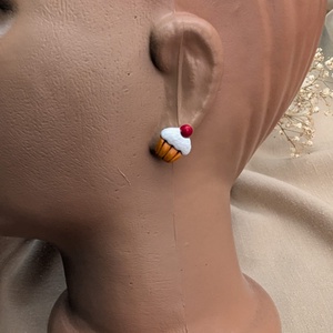 Cercei handmade Briose cu frișcă și cireașă din lut polimeric, cercei mici cu șurub - bijuterii - cercei - cercei cu figurine - Artynos.ro