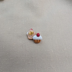 Cercei handmade Briose cu frișcă și cireașă din lut polimeric, cercei mici cu șurub - bijuterii - cercei - cercei cu figurine - Artynos.ro