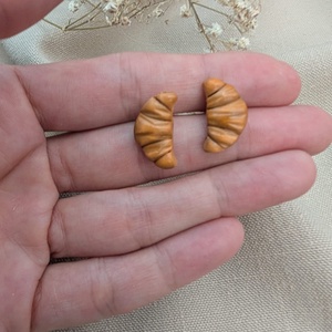 Cercei handmade Croissante din lut polimeric, cercei mici cu surub - Artynos.ro