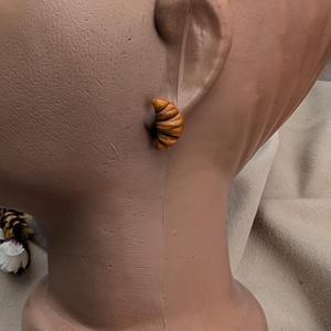 Cercei handmade Croissante din lut polimeric, cercei mici cu șurub - bijuterii - cercei - cercei cu figurine - Artynos.ro