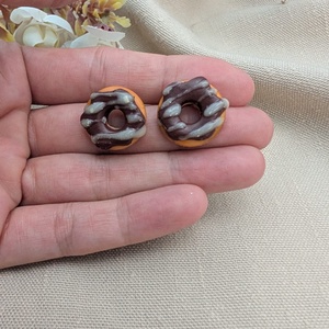 Cercei handmade Gogoși / Donuts din lut polimeric, cercei mici cu șurub - bijuterii - cercei - cercei cu figurine - Artynos.ro