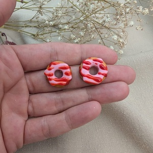 Cercei handmade Gogosi / Donuts din lut polimeric, cercei mici cu surub - Artynos.ro