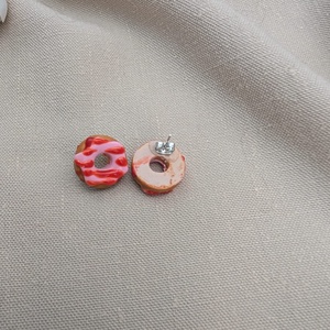 Cercei handmade Gogoși / Donuts din lut polimeric, cercei mici cu șurub - bijuterii - cercei - cercei cu figurine - Artynos.ro