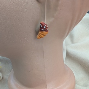 Cercei handmade Croissante cu ciocolată din lut polimeric, cercei mici cu șurub - bijuterii - cercei - cercei cu figurine - Artynos.ro