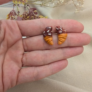 Cercei handmade Croissante cu ciocolata din lut polimeric, cercei mici cu surub - Artynos.ro