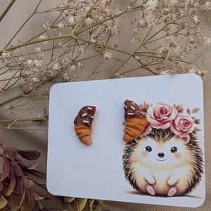 Cercei handmade Croissante cu ciocolată din lut polimeric, cercei mici cu șurub - bijuterii - cercei - cercei cu figurine - Artynos.ro