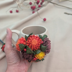 Cană Decorată Manual cu Flori de Toamnă din Lut Polimeric  - casă & stil de viață - echipamente de bucătărie - accesorii de servire - căni - Artynos.ro
