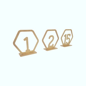 Numere de masa aurii, model hexagon, set 1-15 - accesorii nuntă - materiale decor pentru nuntă - decorațiuni pentru masa de nuntă  - Artynos.ro
