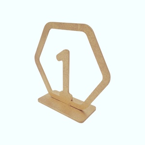 Numar de masa din lemn cu suport model hexagon, set 1-25 - accesorii nuntă - materiale decor pentru nuntă - decorațiuni pentru masa de nuntă  - Artynos.ro