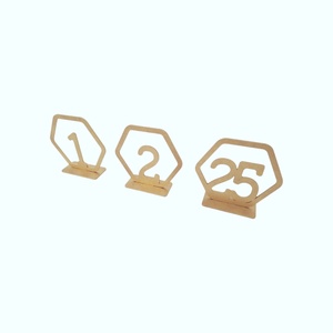 Numar de masa din lemn cu suport model hexagon, set 1-25 - accesorii nuntă - materiale decor pentru nuntă - decorațiuni pentru masa de nuntă  - Artynos.ro