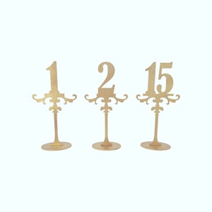 Numere de masa din lemn cu suport, set 1-15, auriu, 25cm - accesorii nuntă - materiale decor pentru nuntă - decorațiuni pentru masa de nuntă  - Artynos.ro