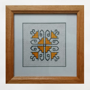 TABLOU DECORATIV RUSTIC - model GALBEN - arte vizuale și accesorii  - imagini cu broderii - broderii în cruciuliță pe țesătură - Artynos.ro