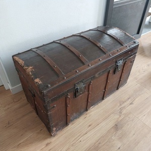 Cufar antic mare, cufar vechi restaurat, Casa & Stil de viata, Materiale de depozitare si sortare, Lada depozitare, , Cufar antic si autentic adus din Spania, cufarul este curat si restaurat, pastrat vechi cu patina a..., ARTYNOS