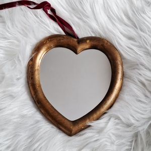 Oglinda antica in forma de inima cu rama de lemn - Artynos.ro