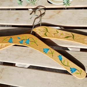 Umerase pictate de lemn  - accesorii nuntă - rochie de nuntă - umerașe miri - Artynos.ro