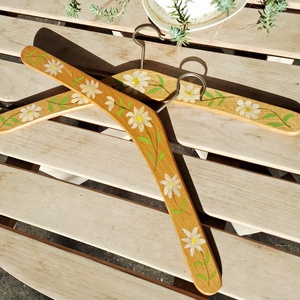 Umerase pictate de lemn  - accesorii nuntă - rochie de nuntă - umerașe miri - Artynos.ro