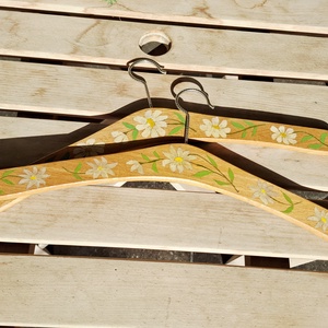 Umerase pictate de lemn  - accesorii nuntă - rochie de nuntă - umerașe miri - Artynos.ro