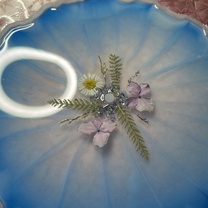 Suport Etajat din Rășină  Albastru Pastel cu Flori Presate - Piesă Unicat Handmade - casă & stil de viață - accesorii pentru echipamente de bucătărie - accesorii de servire - tăvi, tăvi de servire - Artynos.ro