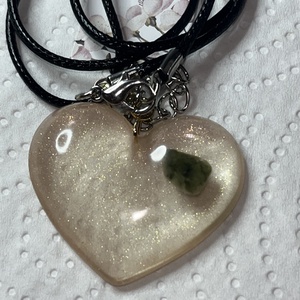 Pandantiv Inima Pământului cu Serpentin  protecție, calm și ancorare - bijuterii - coliere - pandative - Artynos.ro