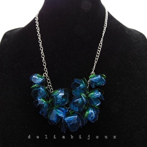 Set bijuterii statement handmade cu flori albastre unicat din plastic reciclat (cod1268) - bijuterii - seturi de bijuterii - Artynos.ro