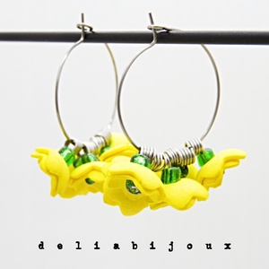 Cercei Handmade din Foamiran Galben cu Detalii Florale și Mărgele Verzi (cod1149) - bijuterii - cercei - cercei candelabru - Artynos.ro
