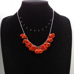Set bijuterii statement cu flori roșii și cristale colier și cercei handmade (cod1300) - bijuterii - seturi de bijuterii - Artynos.ro