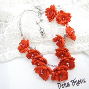 Set bijuterii statement cu flori roșii și cristale colier și cercei handmade (cod1300) - bijuterii - seturi de bijuterii - Artynos.ro