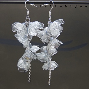 Cercei handmade unicat Flori delicate din plastic reciclat si inox (cod1306), Bijuterii, Cercei, Cercei candelabru, Confectionarea bijuteriilor, Produse fabricate din materiale reciclate, ARTYNOS