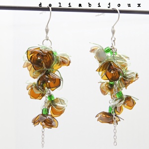 Cercei statement unicat flori verzi-maro handmade din plastic reciclat si inox (cod1316) -  - Artynos.ro