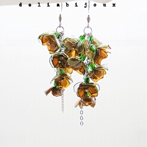 Cercei statement unicat flori verzi-maro handmade din plastic reciclat si inox (cod1316) -  - Artynos.ro