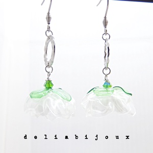 Cercei handmade flori albe verzi plastic reciclat și inox (cod1317) - bijuterii - cercei lungi - Artynos.ro