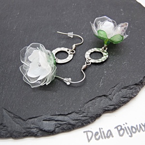 Cercei handmade flori albe verzi plastic reciclat si inox (cod1317), Bijuterii, Cercei lungi, Confectionarea bijuteriilor, Produse fabricate din materiale reciclate, ARTYNOS