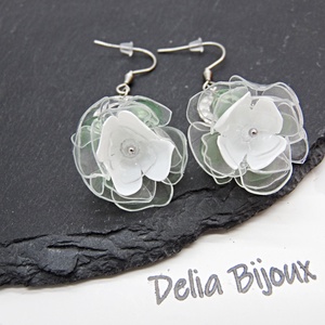 Cercei handmade flori albe verzi plastic reciclat și inox (cod1317) - bijuterii - cercei lungi - Artynos.ro