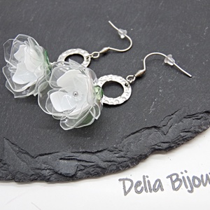 Cercei handmade flori albe verzi plastic reciclat și inox (cod1317) - bijuterii - cercei lungi - Artynos.ro