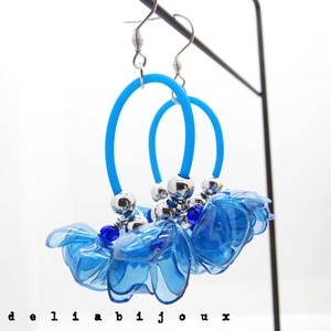 Cercei statement handmade unicat - plastic reciclat - flori albastre (cod1324) - Artynos.ro