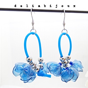 Cercei statement handmade unicat - plastic reciclat - flori albastre (cod1324) -  - Artynos.ro Cercei statement handmade unicat - plastic reciclat - flori albastre (cod1324) -  - Artynos.ro