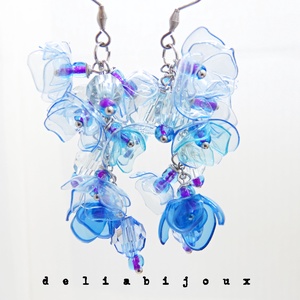 Cercei statement unicat din plastic reciclat flori albastre pe lanț inox (cod1329) - bijuterii - cercei - cercei lungi - Artynos.ro