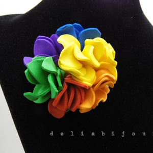 Brosa statement handmade unicat - Martisor curcubeu - floare (cod1163), Bijuterii, Brose, Confectionarea bijuteriilor, ARTYNOS