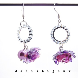 Cercei statement cu perle de sticlă și flori mov creați manual din plastic reciclat (cod1356) - bijuterii - cercei - cercei lungi - Artynos.ro