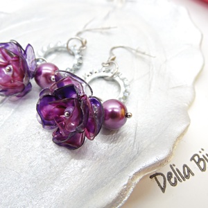 Cercei statement cu perle de sticlă și flori mov creați manual din plastic reciclat (cod1356) - bijuterii - cercei - cercei lungi - Artynos.ro