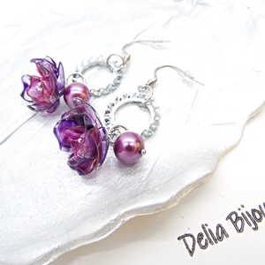 Cercei statement cu perle de sticla si flori mov creati manual din plastic reciclat (cod1356) - Artynos.ro