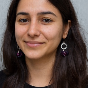 Cercei statement cu perle de sticlă și flori mov creați manual din plastic reciclat (cod1356) - bijuterii - cercei - cercei lungi - Artynos.ro