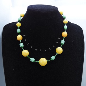 Colier handmade cu margele galbene si accente verzi model unicat (cod1237), Bijuterii, Coliere, Coliere din margele, Confectionarea bijuteriilor, ARTYNOS