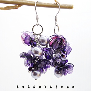 Cercei Statement Mov din Plastic Reciclat Flori Handmade cu Perle și Cristale, Bijuterii Eco Unicat (cod1357) - bijuterii - cercei - cercei lungi - Artynos.ro