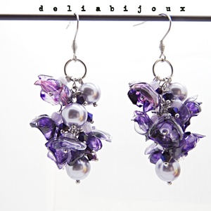 Cercei Statement Mov din Plastic Reciclat Flori Handmade cu Perle și Cristale, Bijuterii Eco Unicat (cod1357) - bijuterii - cercei - cercei lungi - Artynos.ro