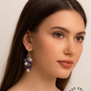 Cercei Statement Mov din Plastic Reciclat Flori Handmade cu Perle si Cristale, Bijuterii Eco Unicat (cod1357) - Artynos.ro