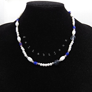 Colier unicat din sticlă și perle compoziție alb si albastru (cod1362) - bijuterii - coliere - coliere din mărgele - Artynos.ro