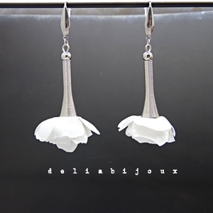 Cercei handmade trandafiri albi din plastic reciclat bijuterii eco unicat (cod1370) - bijuterii - cercei - cercei lungi - Artynos.ro