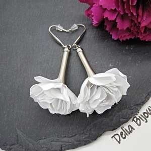 Cercei handmade trandafiri albi din plastic reciclat bijuterii eco unicat (cod1370) - bijuterii - cercei - cercei lungi - Artynos.ro