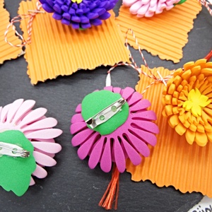 Broșe handmade cu flori tip crizantemă- Martisor (cod1372) - bijuterii - broșe - Artynos.ro